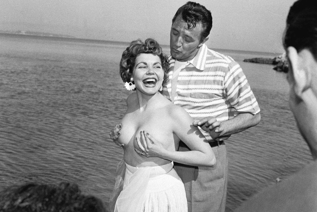 Sao nu mac ho, phan cam tren tham do - nghich ly cua LHP Cannes 2018 hinh anh 5