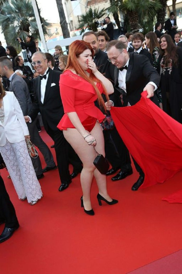 une-femme-perd-jupe-sur-red-carpet-capharnaum-red-carpet-arrivals-the-71st-annual-cannesexact1024x768p-15269729666681070161425-1536226 9