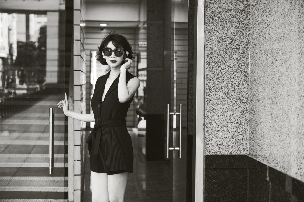 Xuan Lan thanh lich trong chiec dam den don gian 2