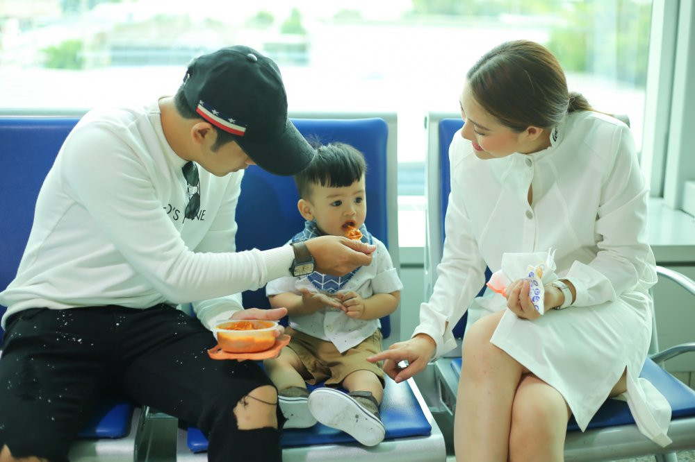 2 vo chong tranh thu chon con trai an truoc khi len may bay (1)