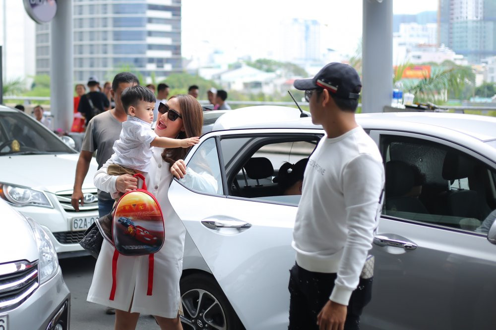 ket hop chuyen ghi hinh cho Con den tu hanh tinh nao Ngoc Lan moi me di du lich (1) 7