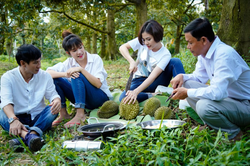 03 VAN TRANG & VO CHONG LY HAI MINH HA THUONG THUC SAU RIENG TAI VUON (3) 3