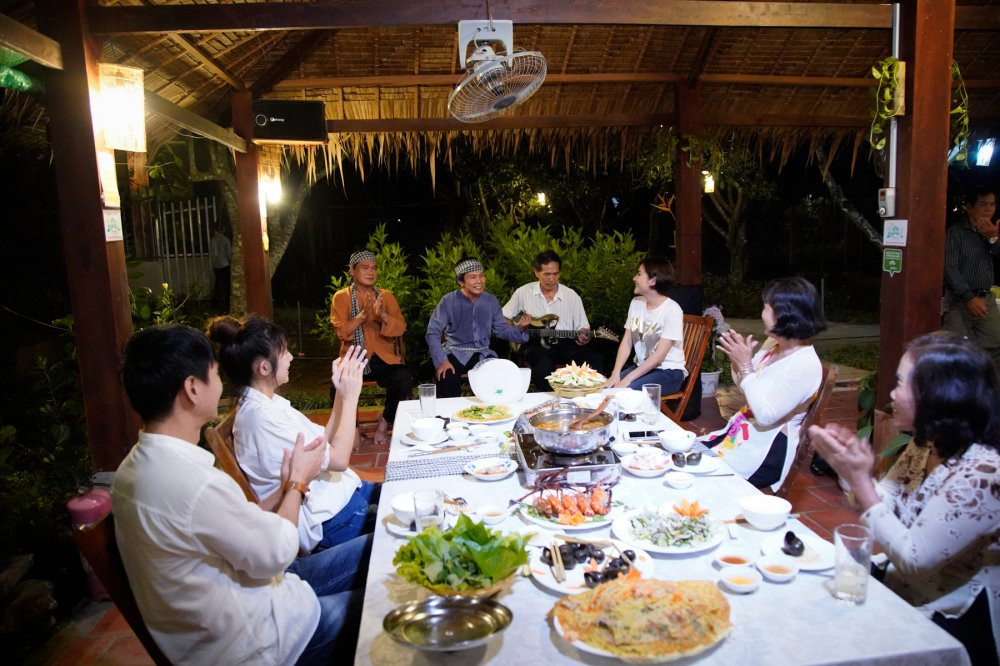 08 VAN TRANG NGAU HUNG TRO TAI HAT CAI LUONG 8