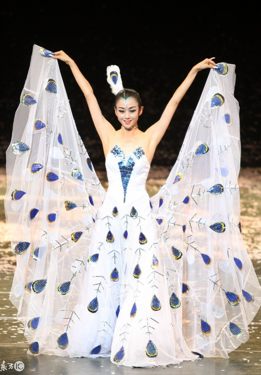 Sao nu 'Anh hung xa dieu': Tuoi 60 trong tre nhu 30 hinh anh 6