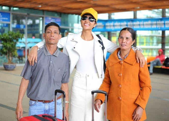 Bố mẹ HHen Niê thỉnh thoảng vào Sài Gòn thăm và mang theo đồ ăn cho con gái.