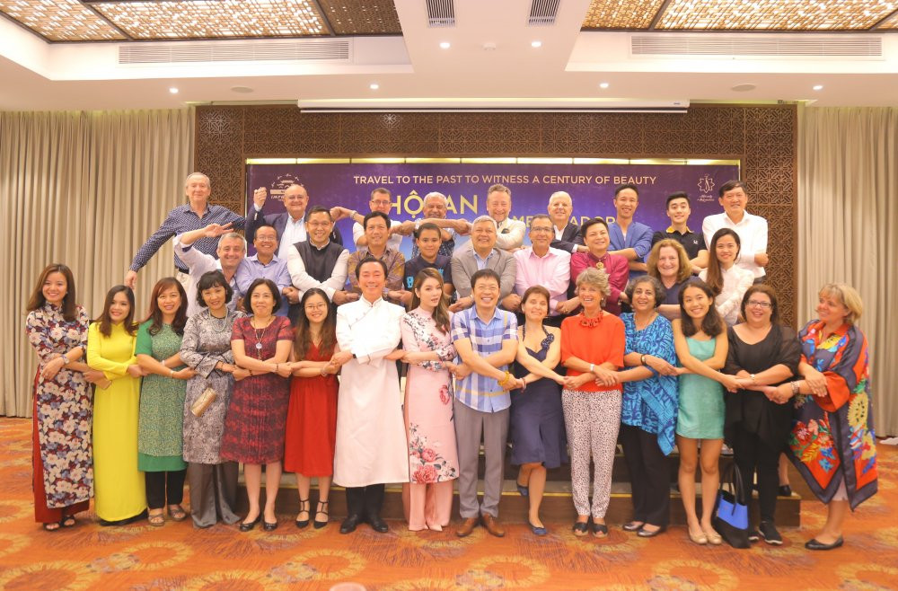 Cac Dai su chup anh luu niem tai chuong trinh Ky uc Hoi An 3