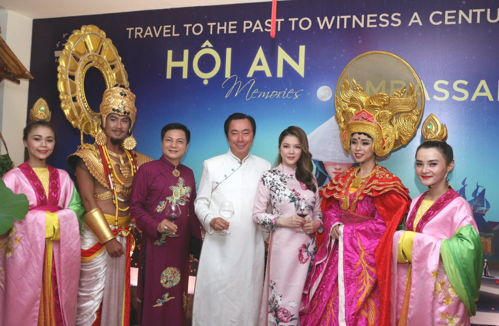 Ong Pham Sanh Chau va cac khach moi chup anh cung dan dien vien chuong trinh 4