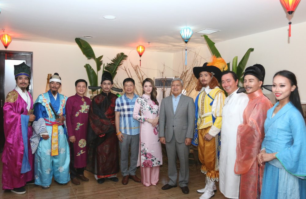 Ông PSC va cac khach moi chup anh cung dan dien vien chuong trinh 5