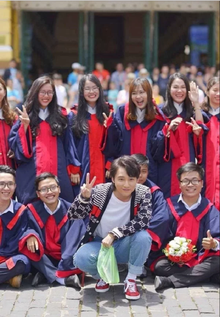 khi-lop-dang-chup-hinh-ki-yeu-thi-dot-nhien-son-tung-m-tp-di-ngang-qua-do-het-phan-thien-ha-40469