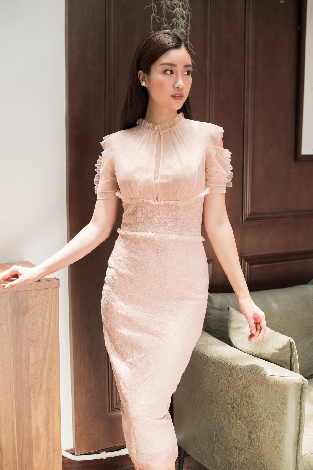 Hoa hậu Thu Thảo ngượng ngùng khi lần đầu mặc váy xuyên thấu khoe nội y