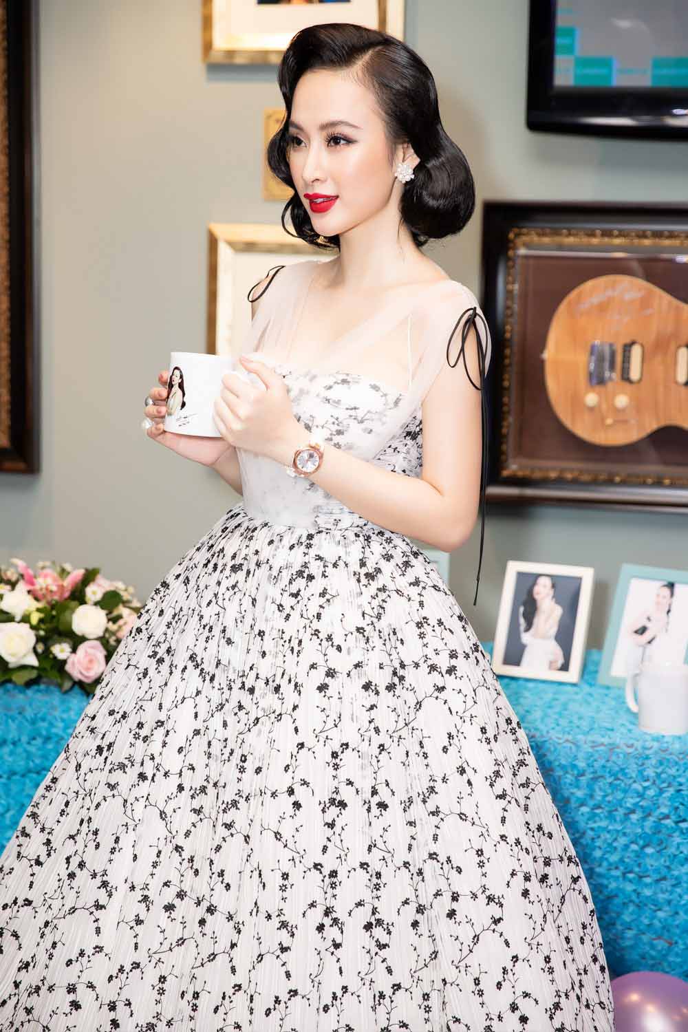 may-ai-chiu-dau-tu-lam-lo-nhu-angela-phuong-trinh-moi-lan-xuat-hien-o-su-kien-2-1533952477-821-width1000height1500 6