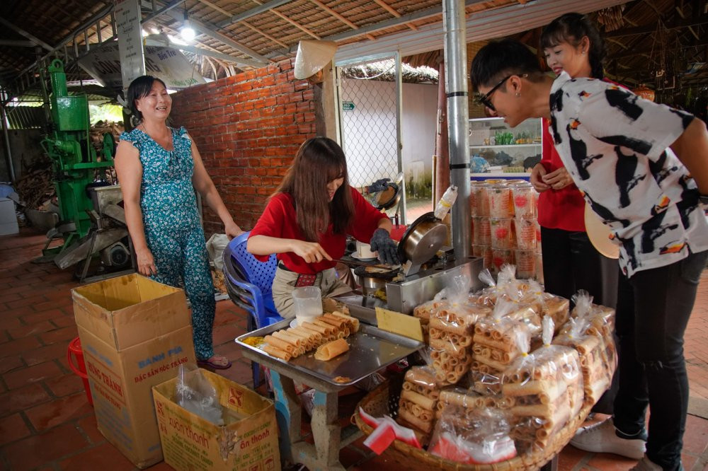 03 HAN SARA TRO TAI LAM BANH KEP (2)