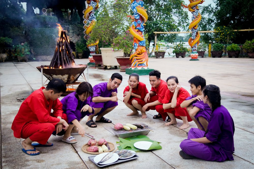 08 GIN TUAN KIET - HAN SARA CUNG NHUNG NGUOI BAN DONG HANH DOT LUA TRAI VA THUONG THUC CAC MON AN DAN DA (3) 7