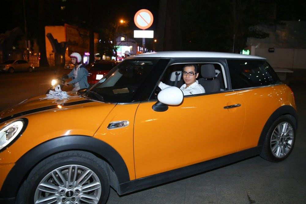 Thanh Binh am tham roi tiec, lai xe den truoc cua nha hang (2) 11