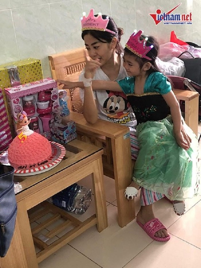 con-gai-mai-phuong-vao-vien-don-sinh-nhat-ben-me-10 5