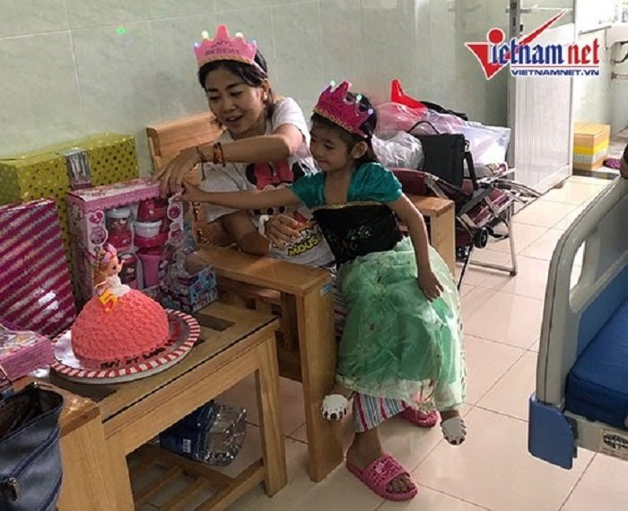 con-gai-mai-phuong-vao-vien-don-sinh-nhat-ben-me-2