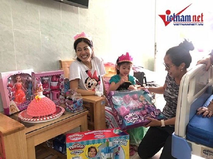 con-gai-mai-phuong-vao-vien-don-sinh-nhat-ben-me-4 3