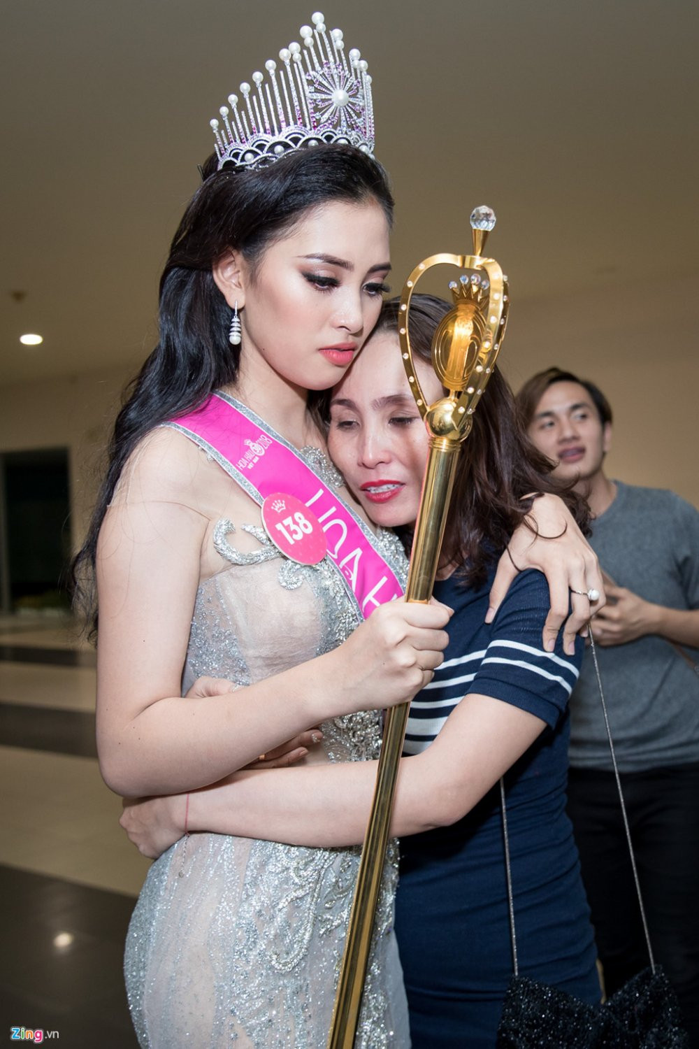 tan hoa hau viet nam om me khoc (5) 18