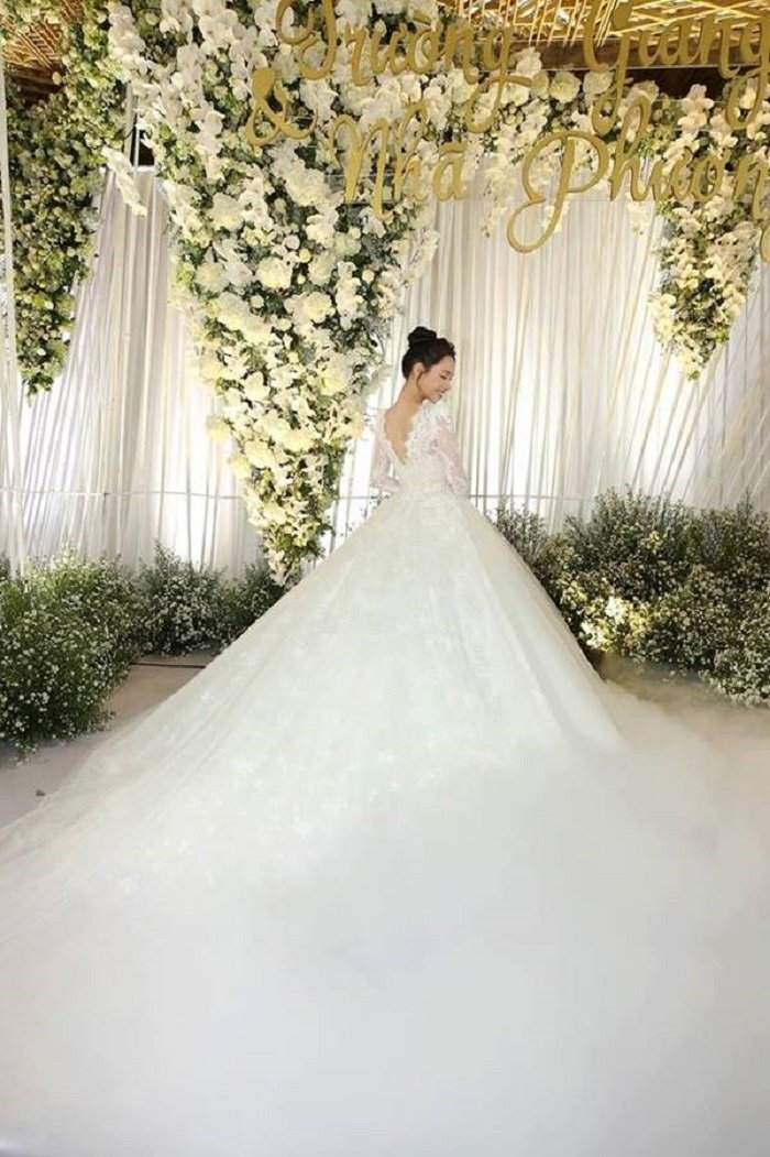 Việt Trinh gây tò mò với ảnh đi thử váy cưới