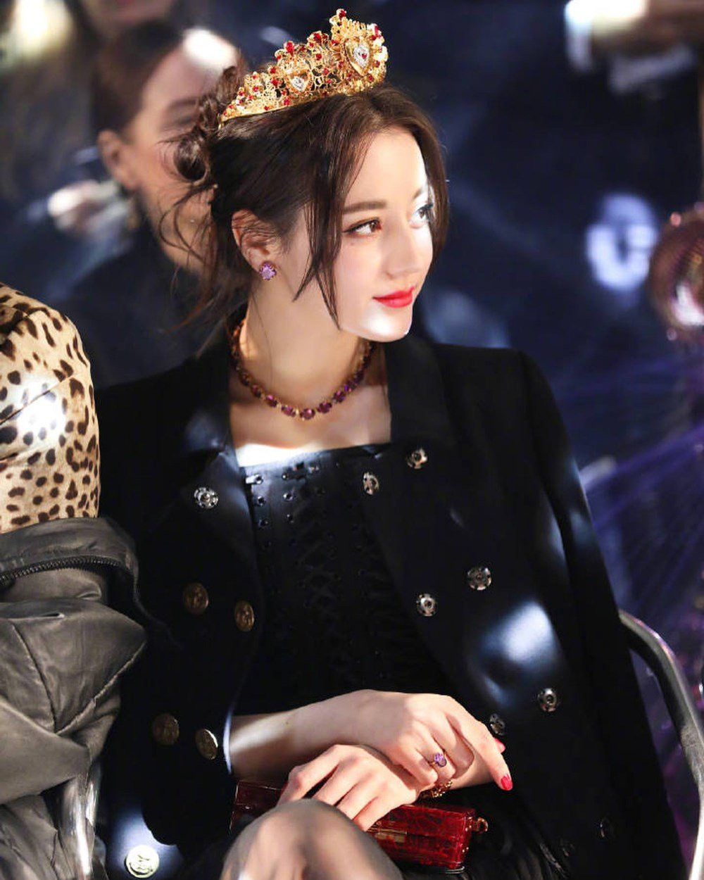 nhan sac dich le nhiet ba (4) 3