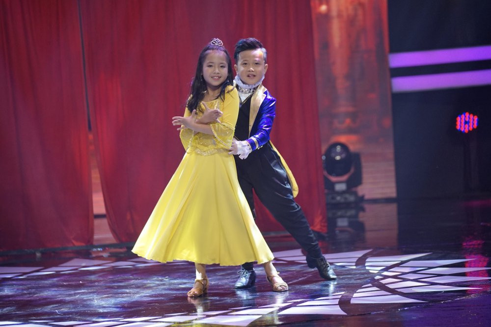 ban ket 100 giay ruc ro (2)