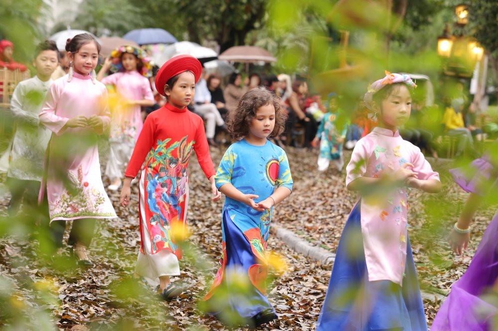 Cac mau nhi trong trang phuc Phuong LLY