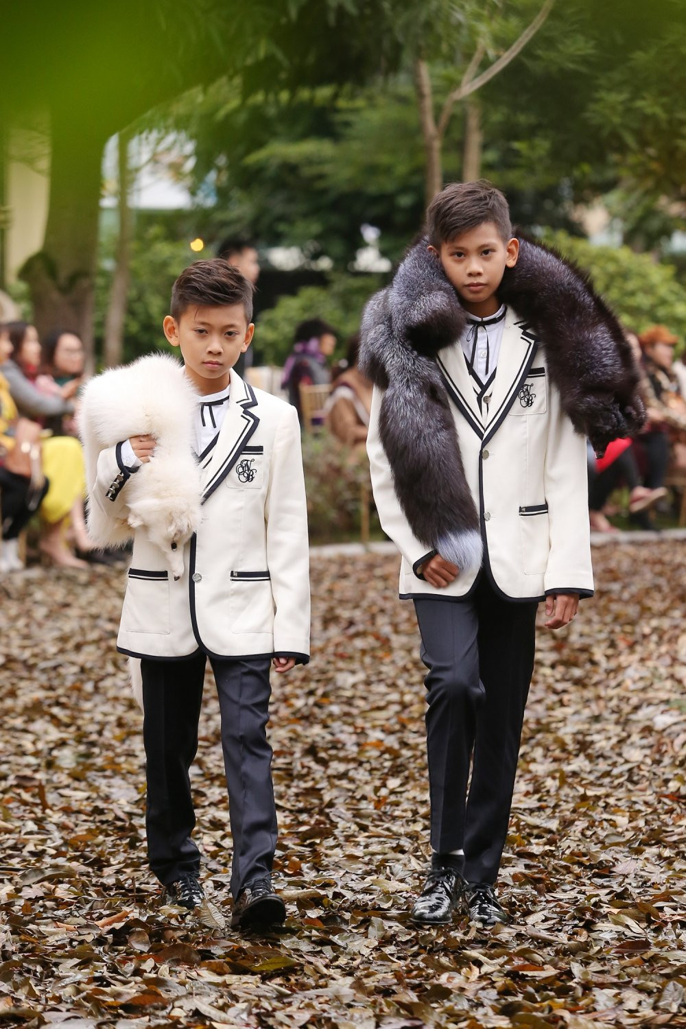 Con trai Ha Kieu Anh khoac long thu bieu dien thoi trang (2) 3