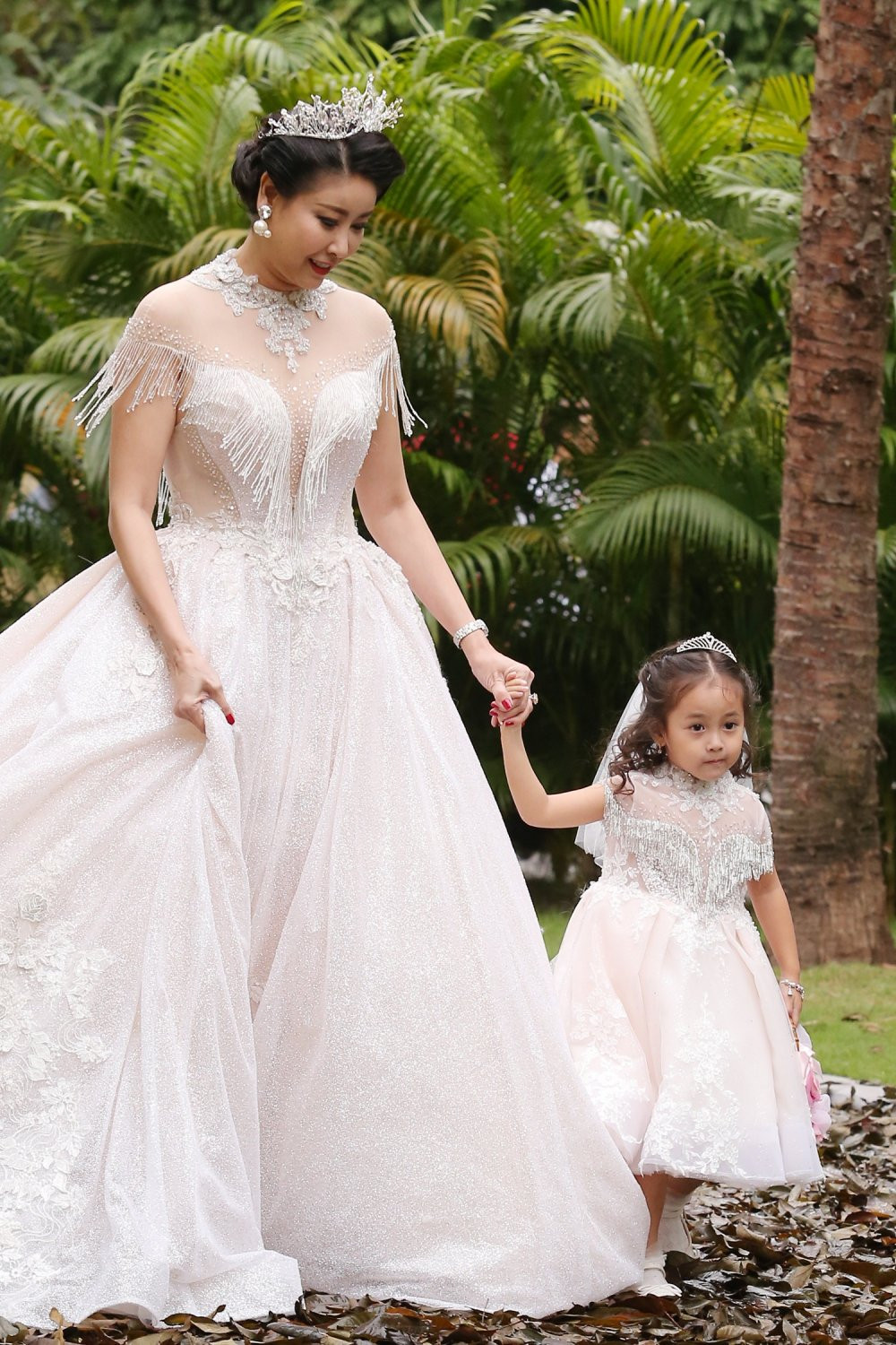 Ha Kieu Anh dat tay con gai trinh dien trang phuc Nhung Bong Hoa Nho 5