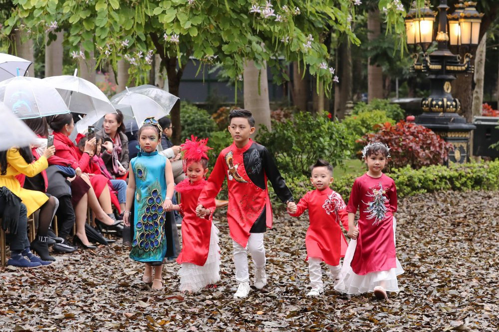 Mau nhi trong trang phuc Phuong LLY 8