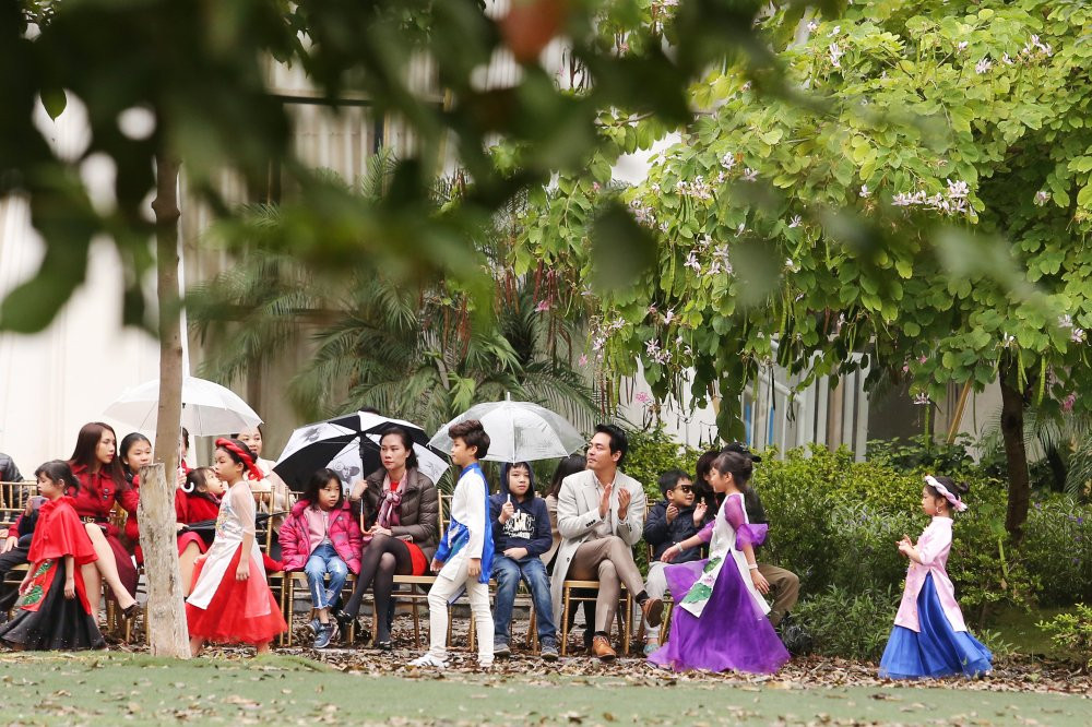 Phan Anh ngoi hang ghe khan gia co vu con gai 11