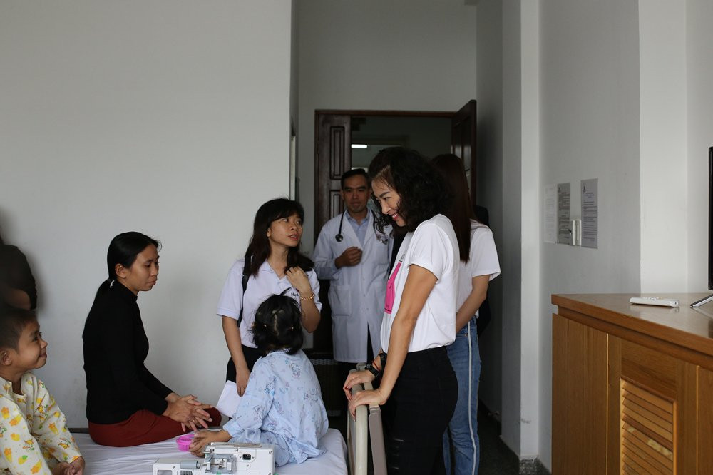 ngo thanh van tham benh nhi (2)