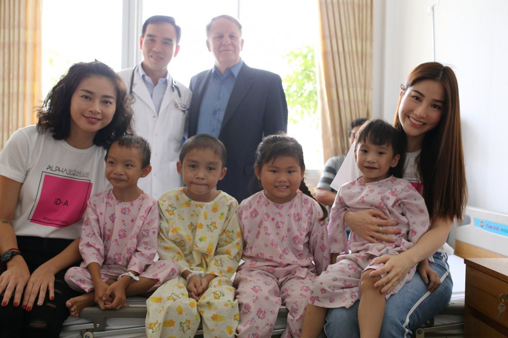 ngo thanh van tham benh nhi (5)