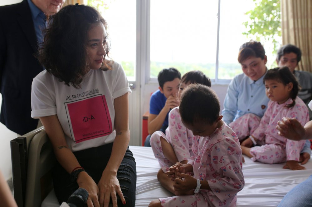 ngo thanh van tham benh nhi (6)