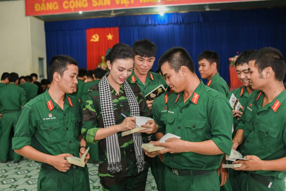 dan nguoi dep di tang sach (1)