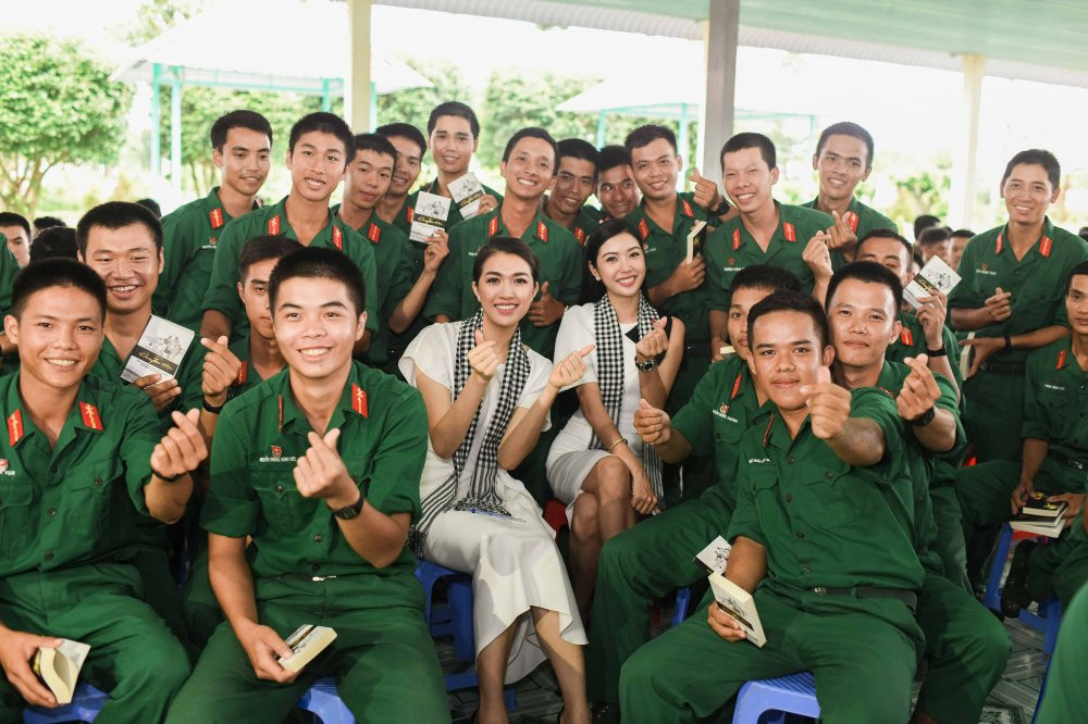 dan nguoi dep di tang sach (2)