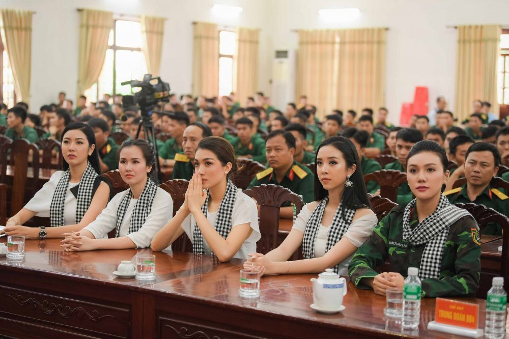 dan nguoi dep di tang sach (3) 3