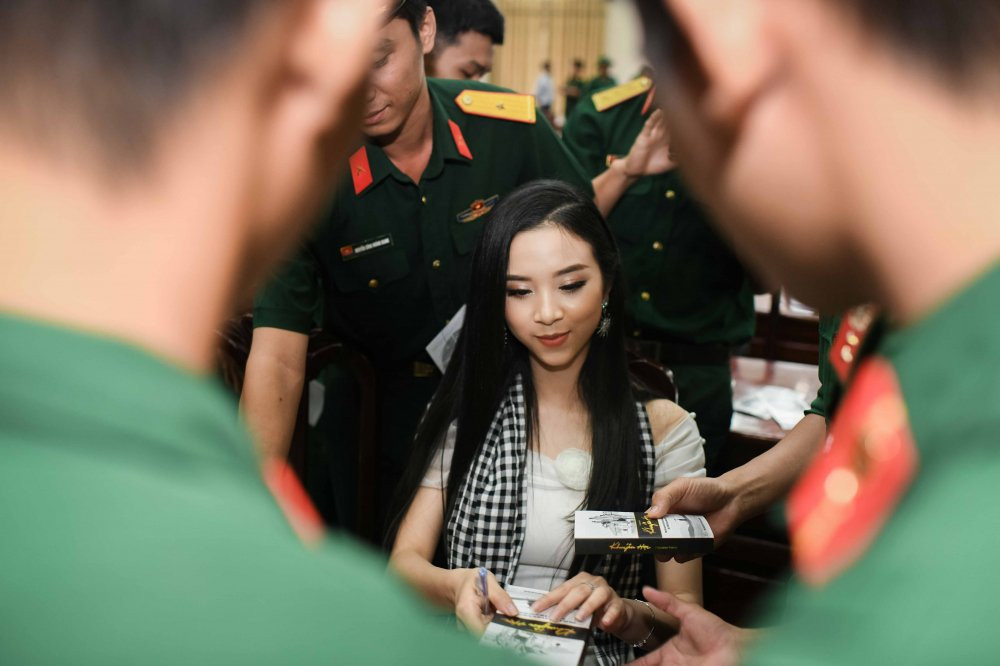 dan nguoi dep di tang sach (6) 5