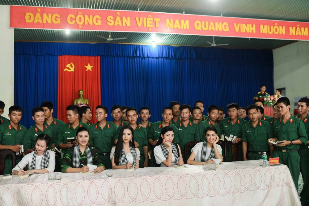 dan nguoi dep di tang sach (9) 9