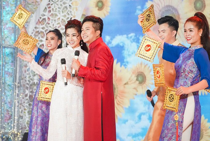 Mai Phương và các đồng nghiệp trong chương trình Bước chân hai thế hệ.