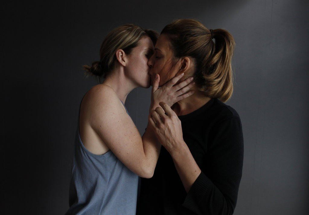 Công việc ít biết của chuyên gia điều phối cảnh nóng trên phim