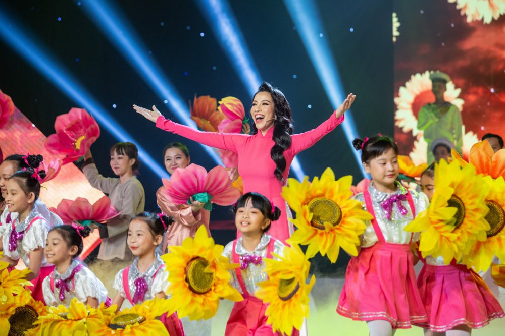 1. Ngo Phuong Anh dat giai En Vang (4)