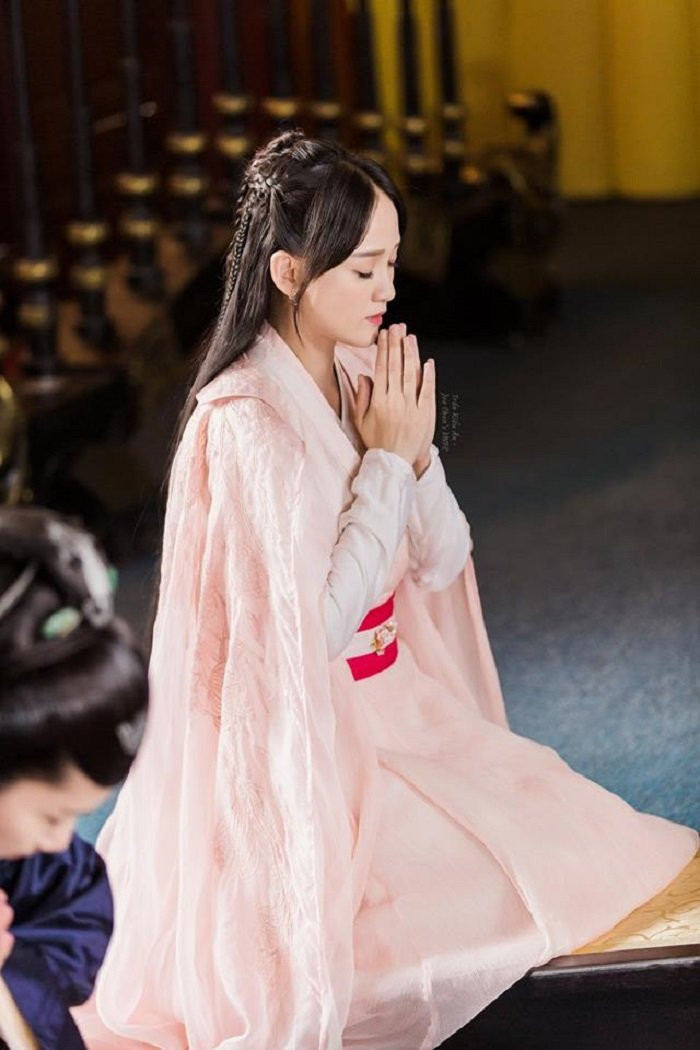 tran kieu an doc co hoang hau (5) 5