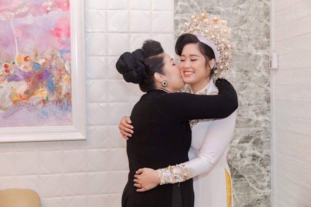 nsnd hong van va con gai