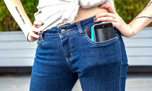 Không nên để các thiết bị điện tử cùng nhau và hạn chế để trong túi quần, túi áo. 
