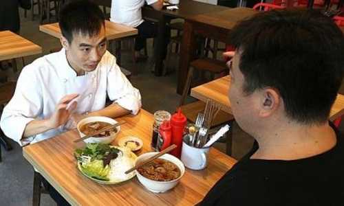 Quán ăn bán được gấp rưỡi suất bún chả so với trước đây. Ảnh: TNP