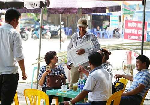 Thương lái Trung Quốc chỉ đạo người chỉ vải giá thu mua vải thiều. Ảnh: Ngọc Thành