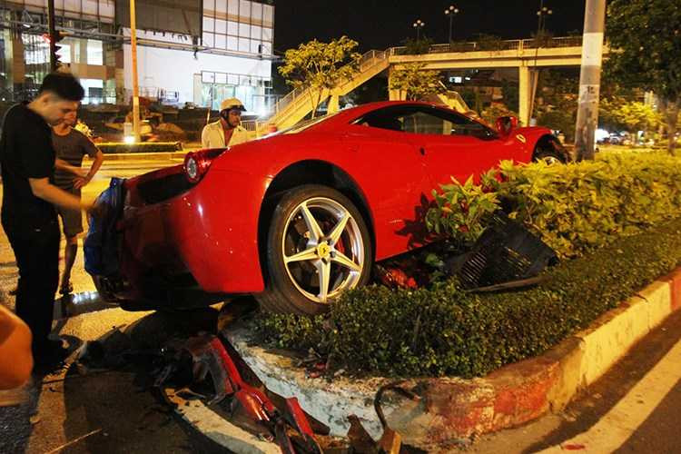 dot-hon-2-ty-sua-ferrari-458-italia-sau-tai-nan-tai-vn-hinh-2