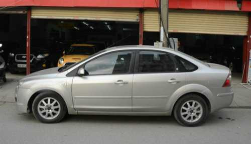 Focus sử dụng động cơ 1,8 lít hoặc 2 lít kết hợp hộp số sàn 5 cấp.