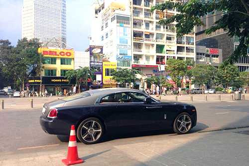Mẫu coupe siêu sang Rolls-Royce Wraith dạo phố Việt.