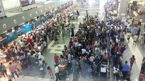 Khách xếp hàng trước quầy làm thủ tục lên máy bay khi hệ thống thông tin bị tấn công.